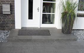 Zu hart, zu glatt oder porig und zu kalt. Rutschige Boden Treppen Und Bader Es Gibt Eine Losung Baustoffe Fur Haus Garten Wuppertal Schwelm Solingen Remscheid Velbert