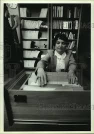 1993 Press Photo Mary Pries, aide to Rep. Marlin Schneider, in Capitol  office