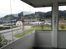 Aufgrund ihrer baulichen lage sind balkone oft zugig und windig. Windschutz Balkon Transparent Glasschiebefenster Faltelemente