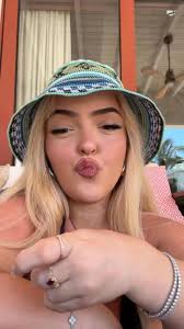 Profile for Laurie The Midget