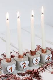 Deko weihnachten advent weihnachtszeit basteln geschenke weihnachten weihnachten dekoration basteln weihnachten winter weihnachten steht vor der tür weihnachtsbasar ideen weihnachtsengel deko weihnachten beton weihnachten dekoration windlichter selber machen. Modernen Adventskranz Aus Beton Selber Machen Einfache Diy Anleitung