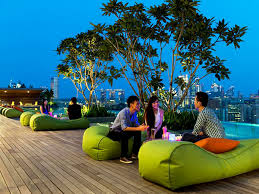 Nah, kalau kita punya kesempatan liburan kesana, di mana saja sih tempat wisata di singapura yang menarik? Tempat Menarik Singapura 5 Aktiviti Untuk Dilakukan Di Kota Singa