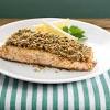 Per fortuna i filetti di salmone cuociono facilmente in padella. 1