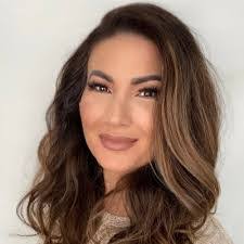 Lana Wells's Instagram, Twitter & Facebook