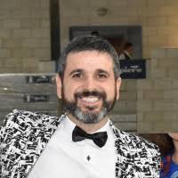 60+ perfiles de «Lari»