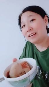 瓊文- 很通透很有感觸的一段話： "  終有一天你會靜下心來，像個局外人一樣，回顧自己的故事，然後笑著搖搖頭，浮生不過夢一場，所以能夠治癒你的，從來都不是時間，而是內心的那份釋懷和明白。"  人生哪有什麼兩全之策，短短百年，不過是教人取捨罷了。手持煙火以謀生，且 ...