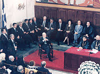 Mitsotakis'in siyaset dışındaki çıkarları arasında girit antikaları ve çevreyi koruma tutkusu vardı. Wikizero Konstantinos Karamanlis