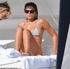 Brooks Nader flaunts her sculpted frame in a bikini at Miami Beach | Daily  Mail Online