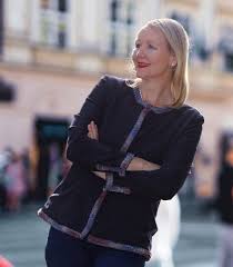 Can a 5'2″ petite model work in the industry? How To Become A Model After 40