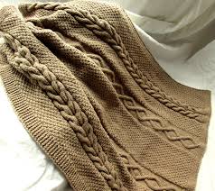 couverture petit lit ou plaid tricot fait main en grosse maille torsades irlandaises marron 100x120cm linge de tricot fait main tricot couverture laine