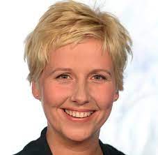 Seit 2000 moderiert die ehemalige leistungsschwimmerin andrea „kiwi kiewel den was andrea kiewel im fernsehgarten aufgeregte! Andrea Kiewel Die Schwimmerin Im Fernsehgarten Bilder Fotos Welt