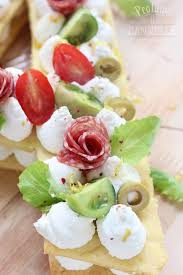 La cream tart salata è una chiara rivisitazione del ben più noto dolce decorato con fiori e macaron che ha spopolato sui social. Cream Tart Salata Con La Ricetta Facile Della Frolla Al Formaggio