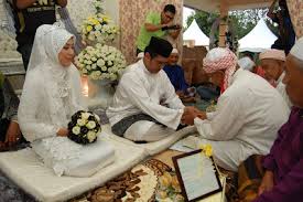 Hal ini kerana adat perkahwinan melibatkan beberapa proses seperti adat merisik, adat meminang, adat menghantar belanja dan akad nikah. Adat Perkahwinan Melayu 101 Akad Nikah