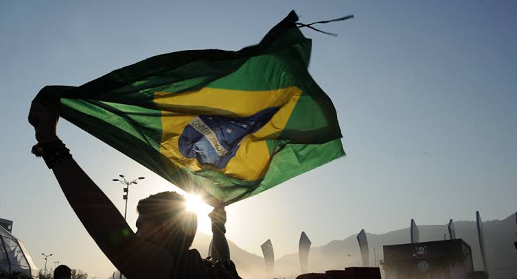 Image result for bandeira do brasil nas costas