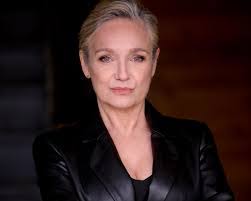 Lisa Langlois's Instagram, Twitter & Facebook