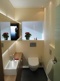 Die Hochwertigen Materialien Sowie Die Indirekte Beleuchtung Verleihen Diesem Gaste Wc Trotz Der Kleinen Ausmasse Gaste Wc Modern Gaste Wc Kleines Wc Zimmer