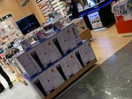 In diesem artikel möchten wir über die neue playstation berichten und einige fakten zu der ps 5 präsentieren, eine konsole auf die gamer schon lange warten. Playstation 5 Wann Ist Die Ps5 Wieder Zu Haben Gamer Entdeckt Kurioses Angebot Am Flughafen Verbraucher