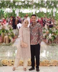 Ada baju kondangan muslim syar'i couple pernikahan brokat batik terbaru. Serasi Bersama Pasangan Inspirasi Outfit Kondangan Couple Muslim