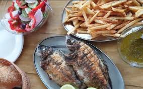 Συναγερμός στην πυροσβεστική με φωτιές σήμερα το πρωί στον βαρνάβα αττικής και ελευσίνα. Sto Kyma Estiatorio Paralia Barnaba Attikh