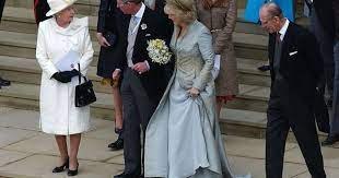 Le Mariage De Charles Prince De Galles 56 Ans Et Camilla Parker Bowles 57 Ans A Eu Lieu Lors D Une Royal Wedding Gowns Royal Wedding Dress Wedding Dresses