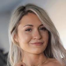 Julie Fleming's Instagram, Twitter & Facebook