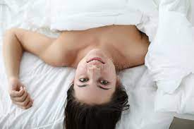 Lächelnder Nackt Mädchen Liegt Im Bequemen Soft Bett. Stockfoto - Bild von  bett, hypoallergen: 185366962
