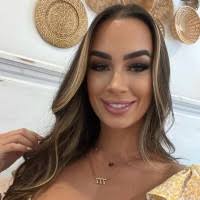 Gina Snelling's Instagram, Twitter & Facebook