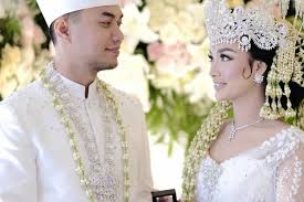 Pria ganteng dan awet muda ini telah menikah empat kali. Menikah Siri Zaskia Gotik Dan Sirajuddin Mahmud Akhirnya Buka Suara Halaman All Kompas Com
