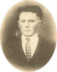 Oscar Pierce's Instagram, Twitter & Facebook