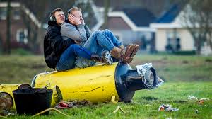 Carbidschieten,kanon,afvuren,firing,cannon,carbid,knal,big bang,bang ,fireworks,vuurwerk in friesland wordt het nieuwe jaar ingeluid met carbidschieten. Campagne Moet Slachtoffers Carbidschieten Verminderen Eenvandaag