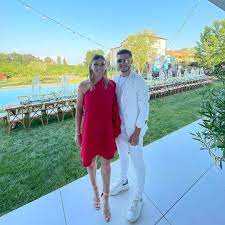 Simona are 27 de ani, iar noul ei iubit 40. Fomlui7rfmbonm