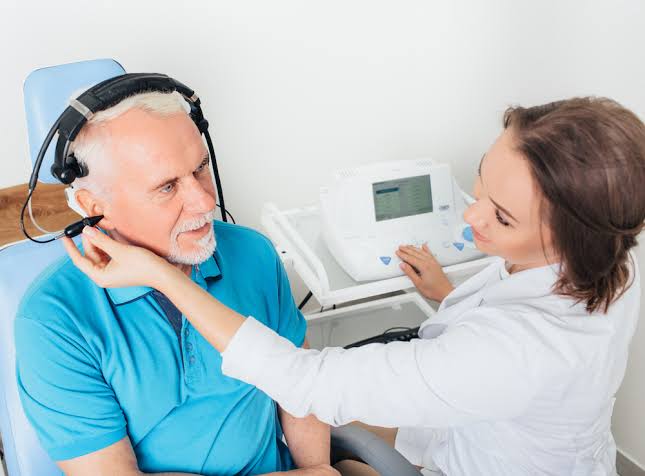 Audiologist conducting a hearing test at Svastha hearing test clinic in Hyderabad