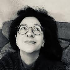 I once dated a girl with one leg shorter than the other. Her name was  Eileen.