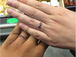 25 Couples Who Opted For Romantic Finger Tattoos Instead Of Traditional Wedding Rings Minq Com Engagement Tattoos Tattoos For Lovers Wedding Tattoos