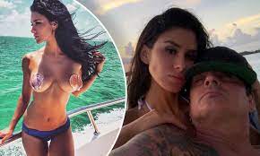 Tommy Lee and Brittany Furlan seen getting busy mid-flight | Daily Mail  Online