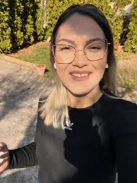 Smešno je koliko je život jednostavan za življenje a tužno je koliko ga  komplikujemo. Da ili ne. Hoću ili neću. Mogu ili ne mogu. Imam ili nemam.  Jesam ili nisam. Ako je