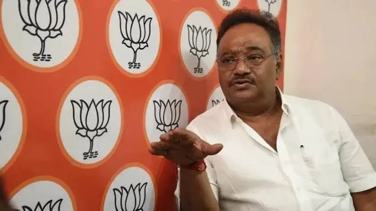 Samik Bhattacharya urges Kolkata civic body to prioritise road repairs ahead of Durga Puja