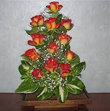Beautiful Two Toned Roses With Foliage From My Garden And Some Gypsophila To Fill In Commonly Flower Arrangements Diy Flower Arrangements Floral Arrangements
