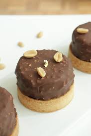 Tartelettes Snickers Chocolat Caramel Cacahuetes Recette Olivia Patisse En 2020 Mini Tarte Recettes Sucrees Et Recette Chocolat