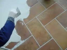 I pavimenti in resina per bagni possono avere superficie trasparente, bianca, nera o colorata, perfettamente lucida e brillante. Pavimenti In Resina Costi Prezzi Fai Da Te Da 9 A 29 Euro Per Mq Youtube