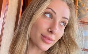 Her kan du lese flere morgenrutinen. Naked Philanthropist Kaylen Ward Has Raised 700k Kaylen Ward Shotoe