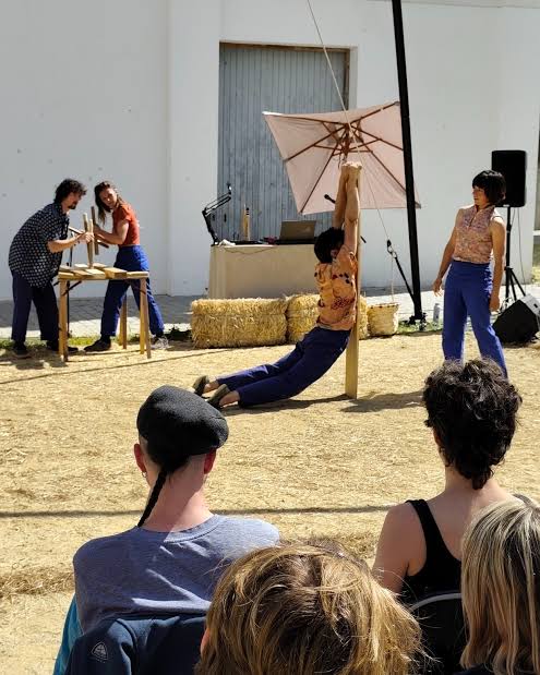 Aquest migdia la ha fet un assaig obert del seu primer espectacle explora la relació entre la poma i la cultura basca a través del circ, la dansa
