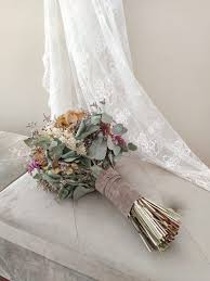 ¿a qué novia no le gustaría una sesión de fotos así? Un Ramo De Novia De Flores Preservadas