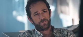 Luke perry, nom de scène de coy luther perry iii, est un acteur et producteur américain, né le 11 octobre 1966 à mansfield (ohio) et mort le 4 mars 2019 à burbank (californie). Luke Perry Riverdale Ses Derniers Jours Dans La Serie Devoiles Mce Tv