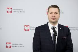 Początkowo protestujący gromadzili się na chodniku, jednak około godziny 18.30 manifestacja przeniosła się częściowo. Tylko U Nas Min P Czarnek Nie Bedziemy Pozwalac Na Demoralizacje Dzieci W Szkole Radiomaryja Pl