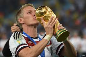 .اختار مدرب منتخب ألمانيا يوآخيم لوف 27 لاعبا بينهم أحد عشر لاعبا من أصول مهاجرة، أي ما لاعبو المنتخب الألماني من أصول مهاجرة وبينهم كثيرون فائزون بمونديال البرازيل 2014. Ø´ÙØ§ÙŠÙ†Ø´ØªØ§ÙŠØºØ± ÙŠØ®Ù„Ù Ù„Ø§Ù… ÙÙŠ Ù‚ÙŠØ§Ø¯Ø© Ø§Ù„Ù…Ù†ØªØ®Ø¨ Ø§Ù„Ø£Ù„Ù…Ø§Ù†ÙŠ Ù„Ù„ÙƒØ±Ø© Ø§Ù„Ø­Ø±Ø©