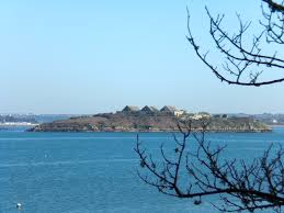 https://www.roscanvel.fr/les-fortifications-les-iles-pxl-11_41_72_113.html  Les îles Vues de Roscanvel, l'île de Trébéron