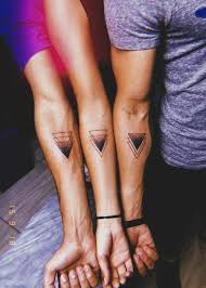 Grand frère dit moi ce qui te passe par la tête tu crois parce que t'en fais trop s. Epingle Par Sicodeleico Sur Tattoo Tatouage Soeurs Tatouage Frere Et Soeur Tatouage Avant Bras