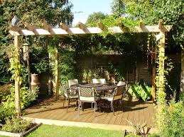 Comment Equiper Vos Jardins Et Terrasses Pour Y Passer Les Plus Belles Des Journees Planete Deco A Homes World Salon De Jardin Resine Jardins Meuble Jardin