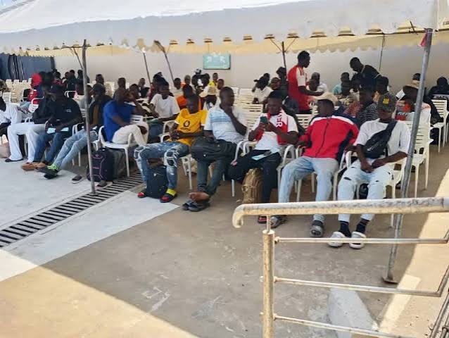 Voyageurs et bagages, symbolisant le retour et la migration en Afrique